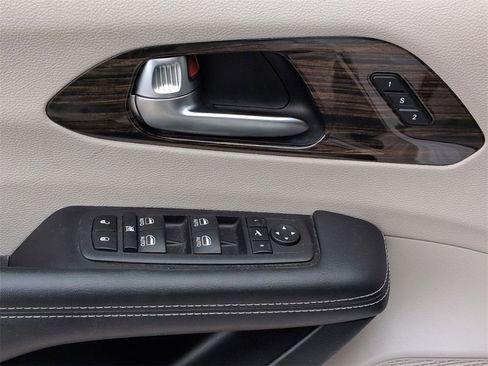 Used 2023 Chrysler Pacifica Limited image 24