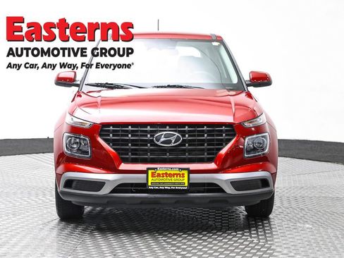 Used 2025 Hyundai Venue SE FWD image 2