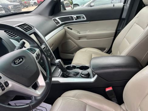 Used 2015 Ford Explorer XLT w/ Equipment Group 202A AWD/4WD image 28