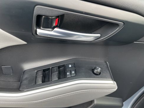 Used 2020 Toyota Highlander XLE image 25