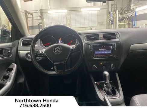 Used 2017 Volkswagen Jetta SE image 16