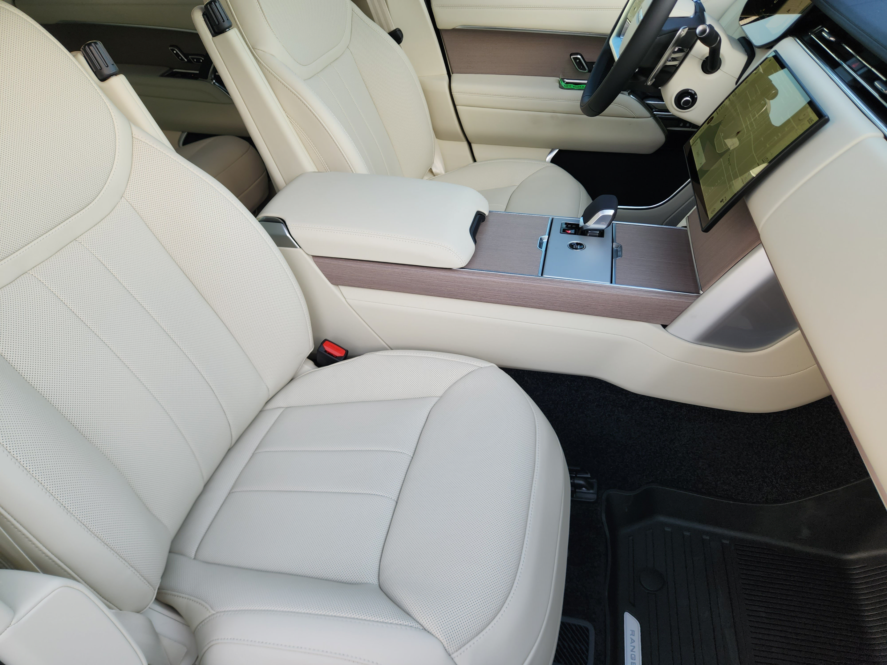 New 2026 Land Rover Range Rover Long Wheelbase SE AWD/4WD image 9