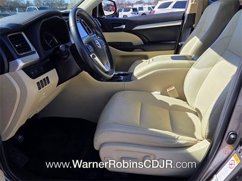 Used 2019 Toyota Highlander XLE image 5