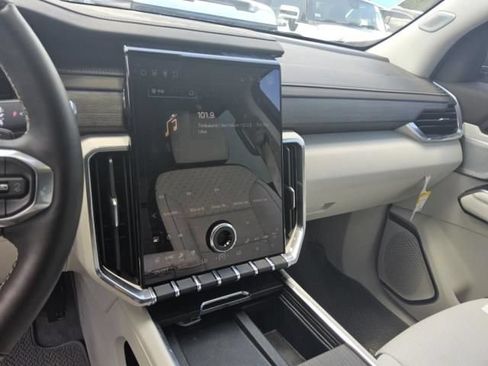 Used 2025 GMC Acadia Denali w/ Super Cruise Package FWD image 4