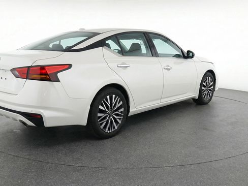 Used 2025 Nissan Altima 2.5 SV FWD image 9