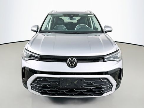 Used 2025 Volkswagen Taos SE w/ Panoramic Sunroof Package image 2