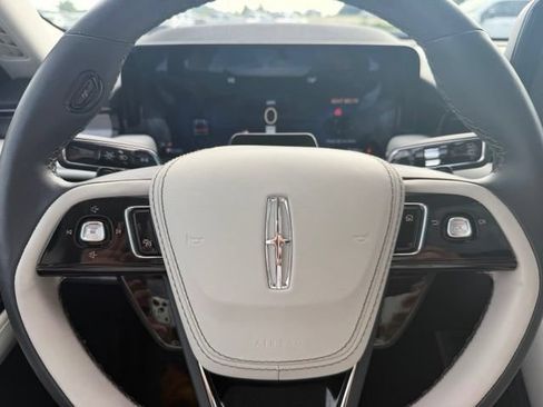 Used 2025 Lincoln Aviator AWD w/ Jet Appearance Package image 17