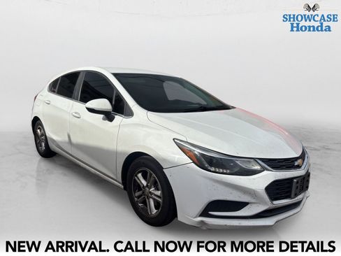 Used 2017 Chevrolet Cruze LT w/ Convenience Package image 6