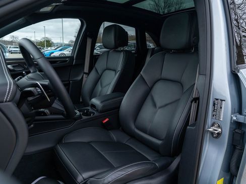 Certified 2025 Porsche Macan image 5