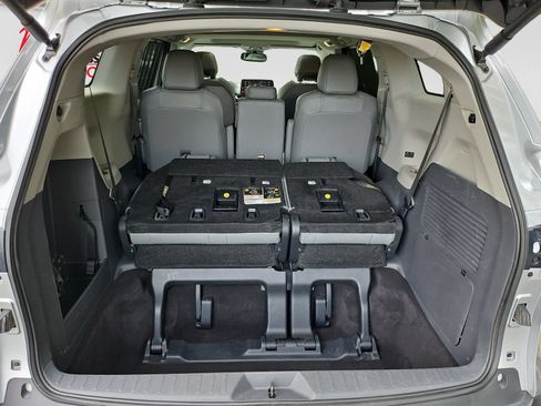 Used 2024 Toyota Sienna XLE FWD image 19