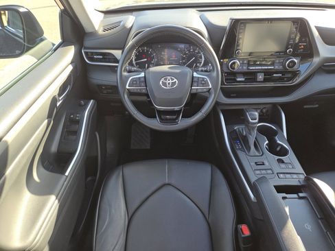 Used 2021 Toyota Highlander XLE image 24