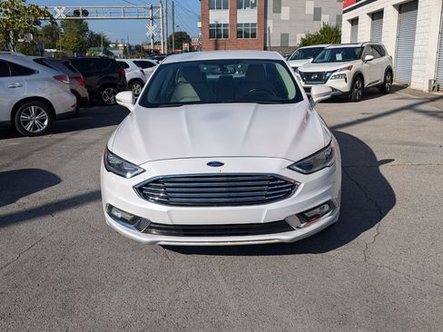 Used 2017 Ford Fusion SE w/ Fusion SE Technology Package image 3