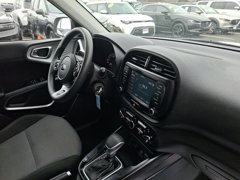 Used 2021 Kia Soul LX image 12
