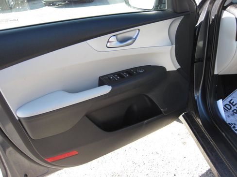 Used 2023 Kia Forte LXS image 6