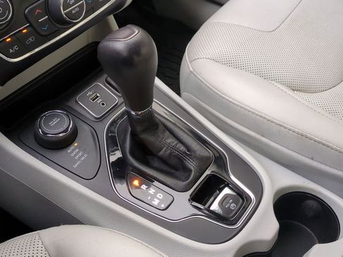 Used 2019 Jeep Cherokee Limited image 33