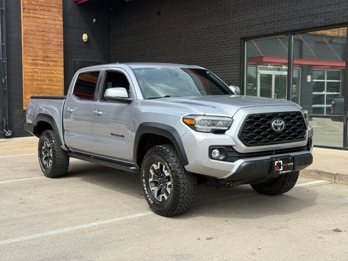 Used 2020 Toyota Tacoma TRD Off-Road w/ Technology Package AWD/4WD image 9