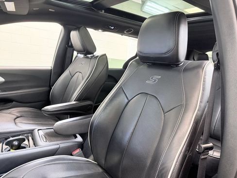 Used 2025 Chrysler Pacifica Limited FWD image 15