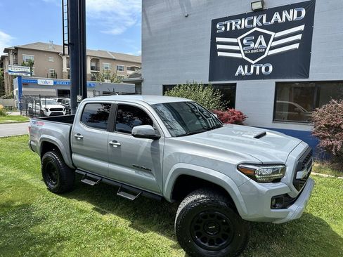 Used 2020 Toyota Tacoma TRD Sport w/ Technology Package AWD/4WD image 2