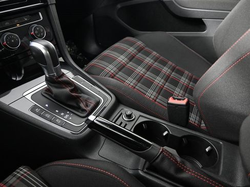 Used 2018 Volkswagen Golf 4-Door image 30