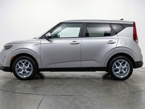 Used 2025 Kia Soul LX w/ LX Technology Package image 3
