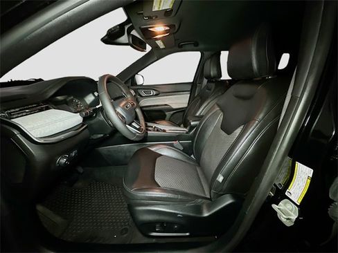 Used 2023 Jeep Compass Latitude w/ Convenience Group image 17