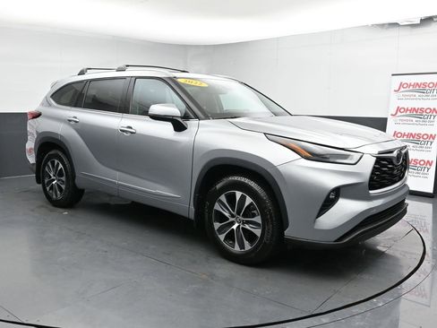 Used 2022 Toyota Highlander XLE image 2