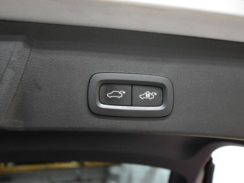 Used 2025 Volvo XC40 B5 Core image 47