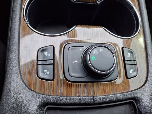 Used 2022 GMC Acadia SLE w/ Driver Convenience Package FWD image 11