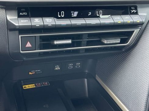 Used 2025 Toyota Camry SE w/ Convenience Package FWD image 20