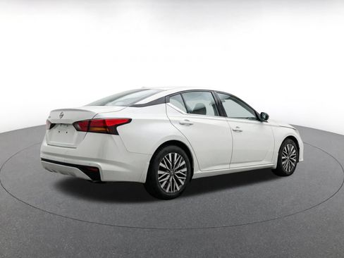 Used 2025 Nissan Altima 2.5 SV FWD image 11