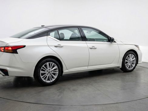 Used 2025 Nissan Altima 2.5 SV image 9