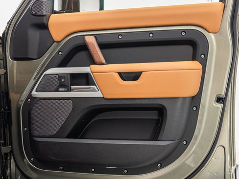 Used 2024 Land Rover Defender 110 SE image 46