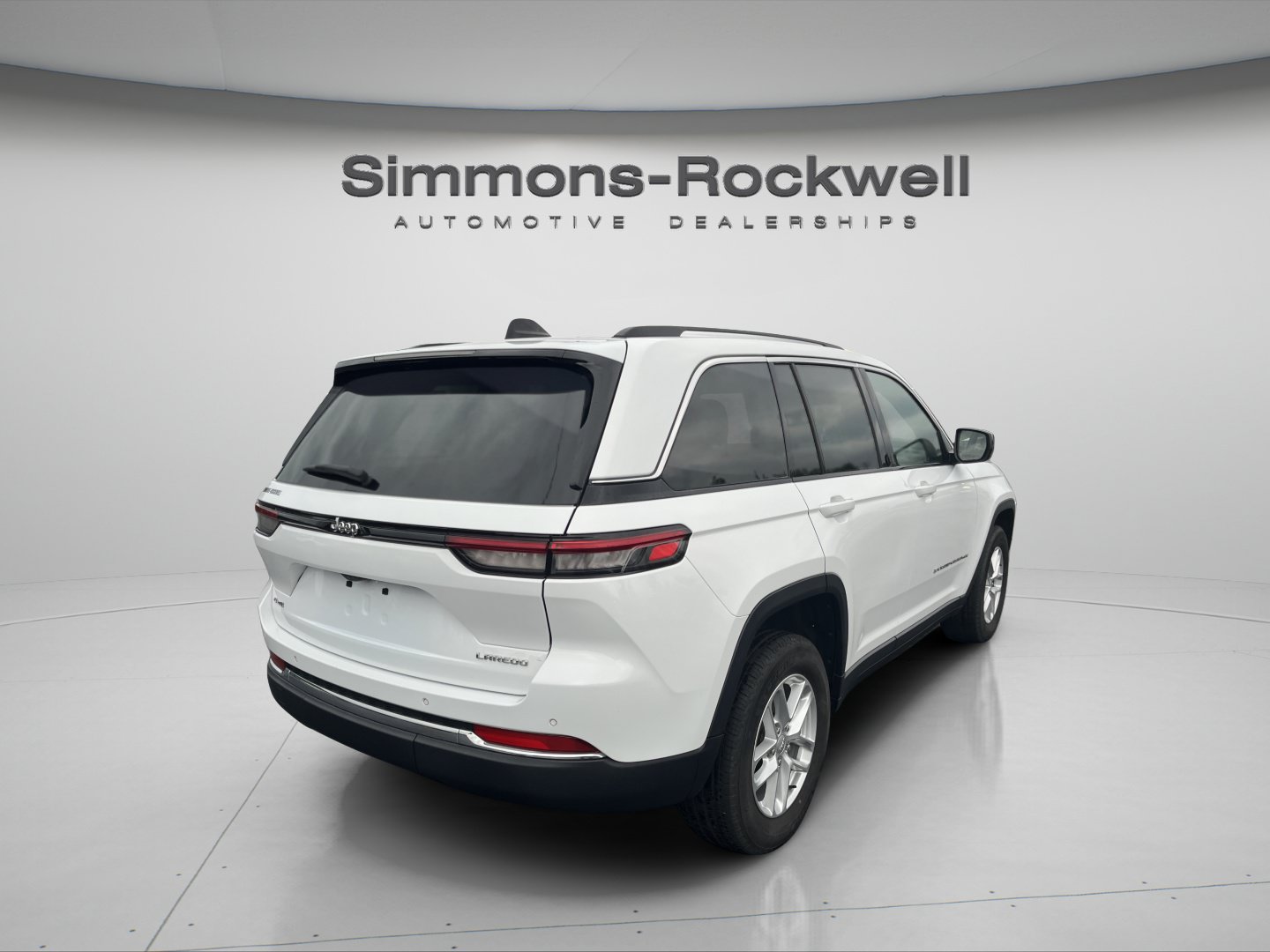 Used 2023 Jeep Grand Cherokee Laredo w/ Luxury Tech Group I AWD/4WD image 5