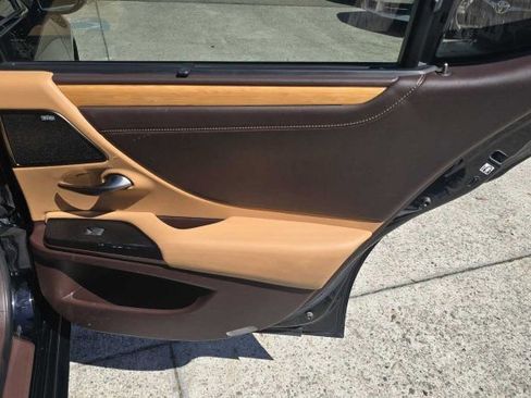 Used 2019 Lexus ES 300h Ultra Luxury w/ Accessory Package 2 image 30