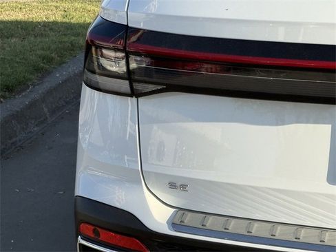 Certified 2025 Volkswagen Taos SE image 5