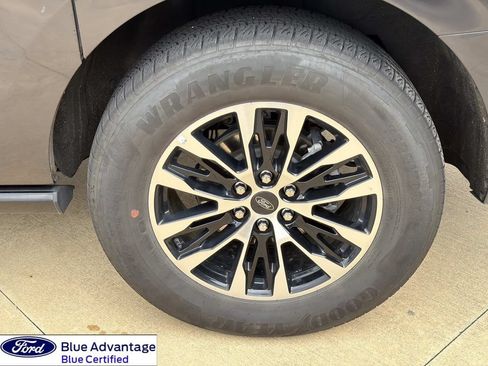 Used 2025 Ford Expedition Max Platinum AWD/4WD image 7
