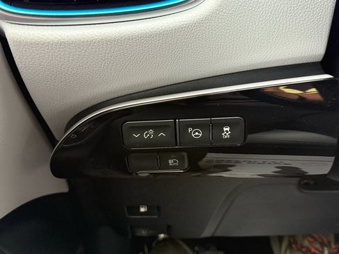 Used 2021 Toyota Prius XLE image 18