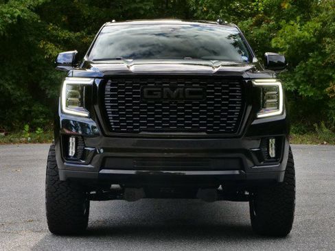 Used 2024 GMC Yukon XL SLT w/ SLT Luxury Package image 5