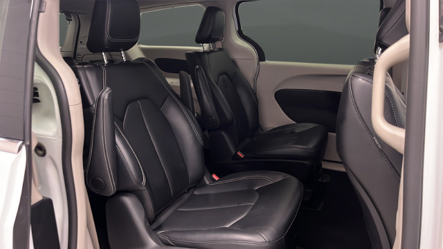 Used 2024 Chrysler Pacifica Limited FWD image 25