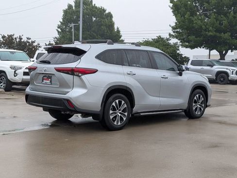 Used 2023 Toyota Highlander XLE FWD image 5