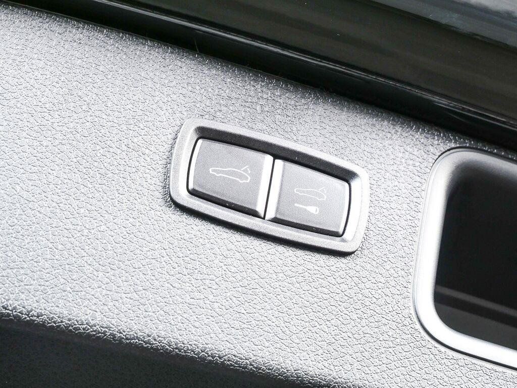 Certified 2026 Porsche Macan AWD/4WD image 32