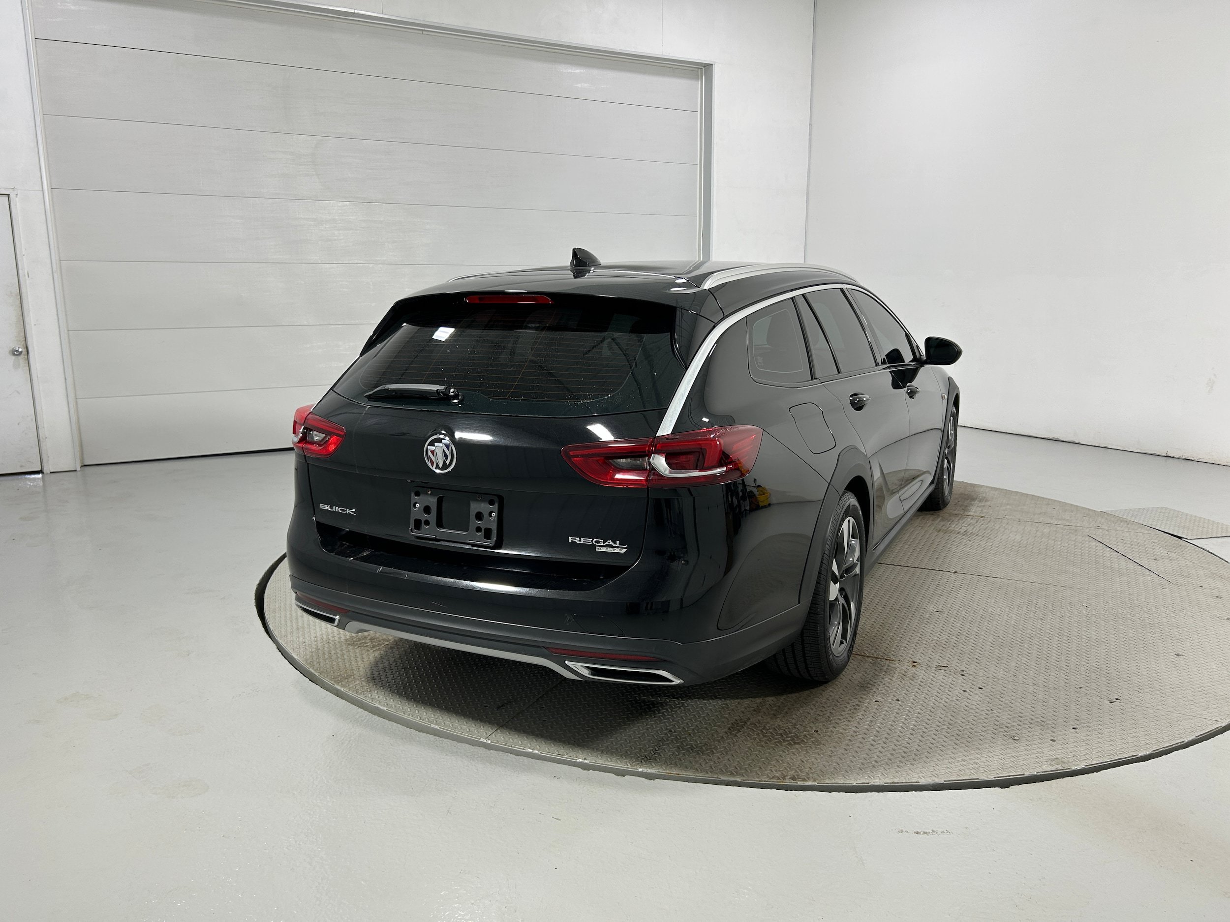 Used 2018 Buick Regal Preferred w/ Sights and Sounds Package AWD/4WD image 32