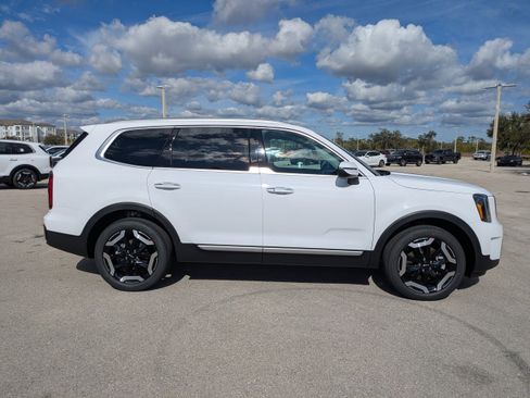 New 2025 Kia Telluride S image 4
