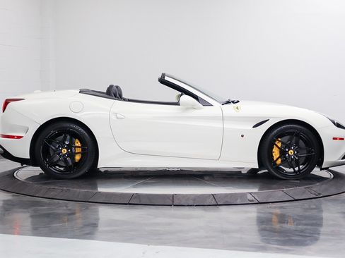 Used 2017 Ferrari California T RWD image 14
