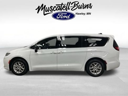 Used 2025 Chrysler Pacifica Select FWD image 4