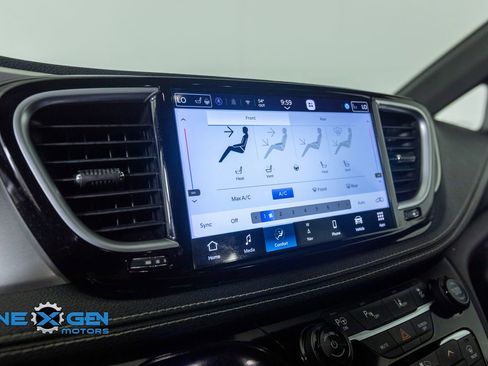 Used 2021 Chrysler Pacifica Limited w/ Uconnect Theater Family Group FWD image 17