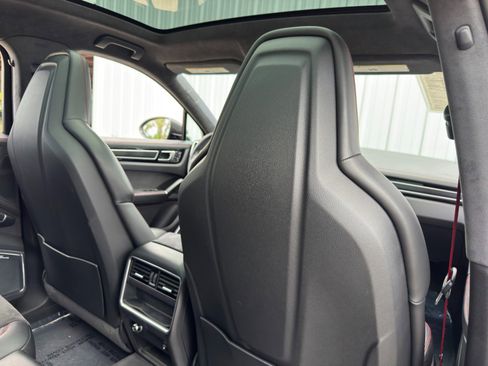 Used 2022 Porsche Cayenne GTS w/ Premium Package image 39