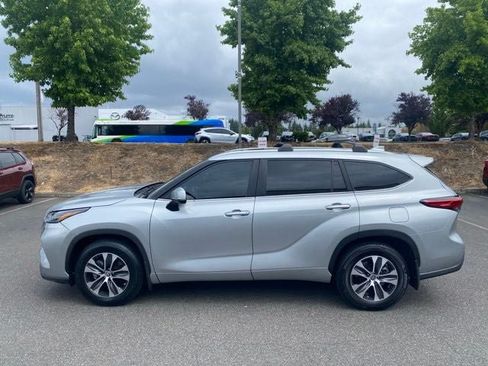 Used 2023 Toyota Highlander XLE FWD image 6