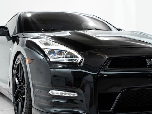 Used 2016 Nissan GT-R Premium image 15
