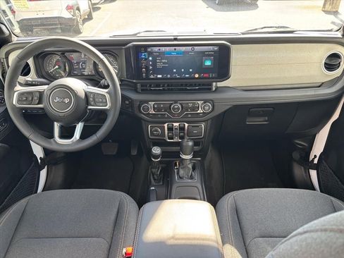 Used 2025 Jeep Wrangler Unlimited Sahara AWD/4WD image 4
